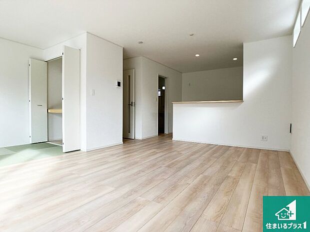 明るいリビングで朝の目覚めもスッキリできそう！対面キッチンでご家族のコミュニケーションも自然と増える設計！小さなお子様が遊ぶスペースを作っても広々とくつろげるLDK！