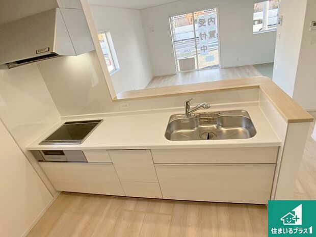 明るいリビングで朝の目覚めもスッキリできそう！対面キッチンでご家族のコミュニケーションも自然と増える設計！小さなお子様が遊ぶスペースを作っても広々とくつろげるLDK！