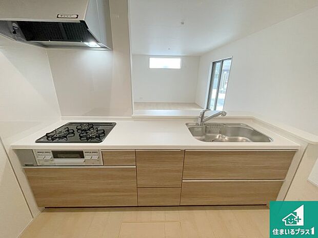 リビングと統一感があり、使い勝手のいいキッチン。広々としているので、二人並んで作業が出来ちゃいます。お子様と一緒に色々なお料理に挑戦できるスペースがあります。