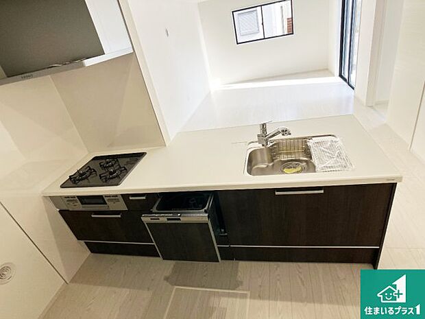 リビングと統一感があり、使い勝手のいいキッチン。広々としているので、二人並んで作業が出来ちゃいます。お子様と一緒に色々なお料理に挑戦できるスペースがあります。