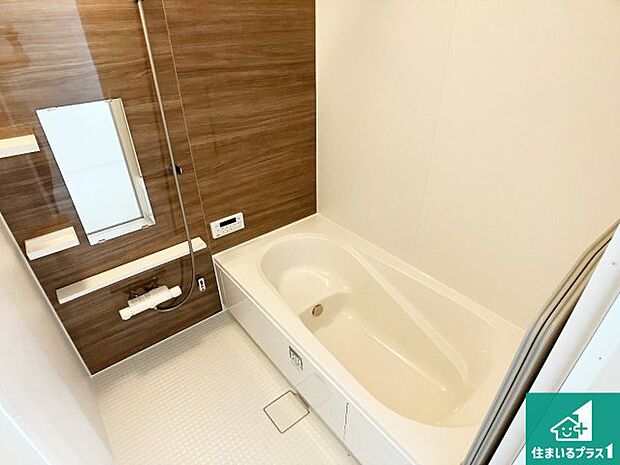 足をゆったり伸ばして寛げる浴槽です。窓が設けられていますので差し込む光が明るく穏やかな雰囲気にしてくれます♪浴室乾燥機も設置しているので、雨の日の洗濯物も安心です♪