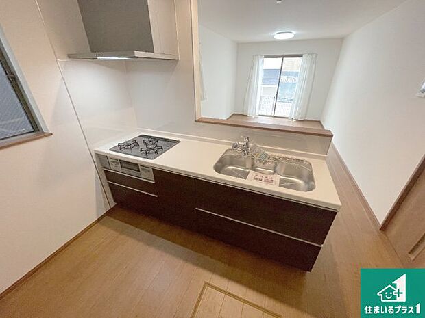 リビングと統一感があり、使い勝手のいいキッチン。広々としているので、二人並んで作業が出来ちゃいます。お子様と一緒に色々なお料理に挑戦できるスペースがあります。