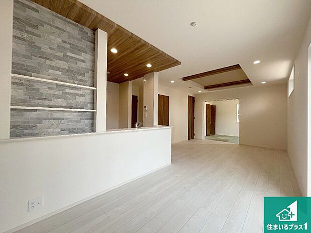 明るいリビングで朝の目覚めもスッキリできそう!対面キッチンでご家族のコミュニケーションも自然と増える設計!小さなお子様が遊ぶスペースを作っても広々とくつろげるLDK!