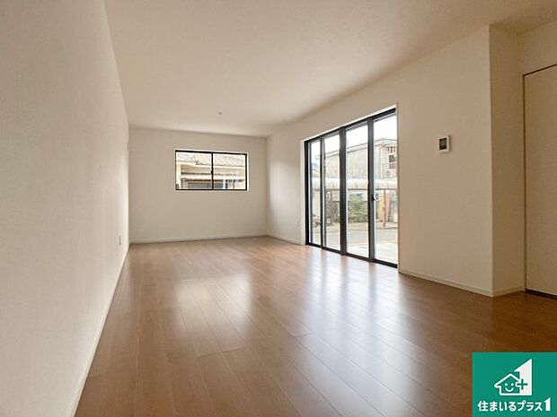 明るいリビングで朝の目覚めもスッキリできそう!対面キッチンでご家族のコミュニケーションも自然と増える設計!小さなお子様が遊ぶスペースを作っても広々とくつろげるLDK!