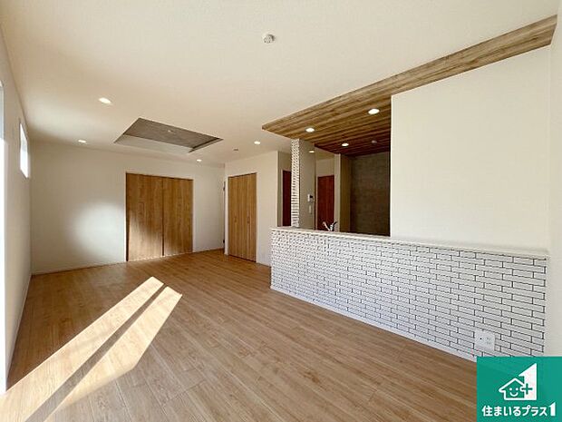 日当たり良好の明るいリビングで朝の目覚めもスッキリできそう!対面キッチンでご家族のコミュニケーションも自然と増える設計!小さなお子様が遊ぶスペースを作っても広々とくつろげるLDK!