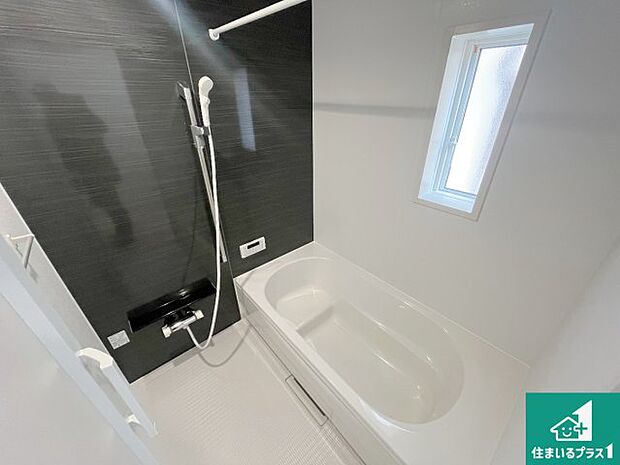 足をゆったり伸ばして寛げる浴槽です。窓が設けられていますので差し込む光が明るく穏やかな雰囲気にしてくれます♪浴室乾燥機も設置しているので、雨の日の洗濯物も安心です♪