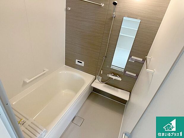 足をゆったり伸ばして寛げる浴槽です。浴室乾燥機も設置しているので、雨の日の洗濯物も安心です♪