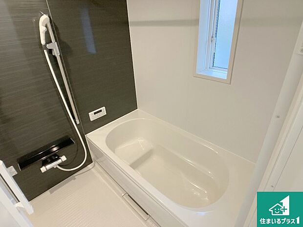足をゆったり伸ばして寛げる浴槽です。窓が設けられていますので差し込む光が明るく穏やかな雰囲気にしてくれます♪浴室乾燥機も設置しているので、雨の日の洗濯物も安心です♪