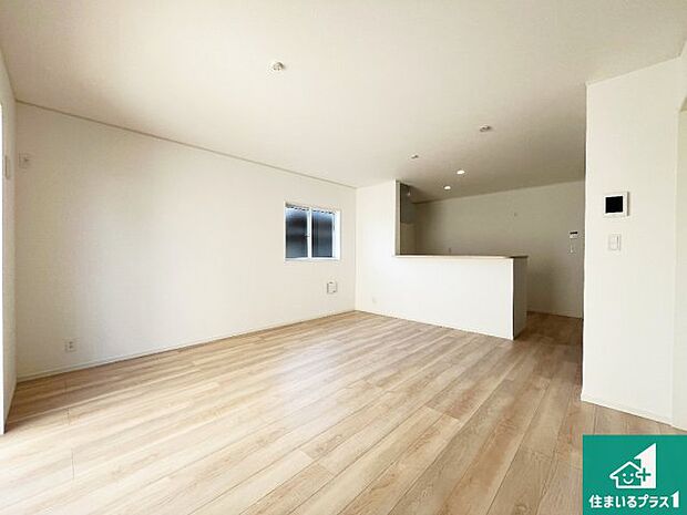 シンプルなリビングは、観葉植物等のインテリアを楽しめますね！パパ好みにも、ママ好みにも家具次第で雰囲気を変えることができます！