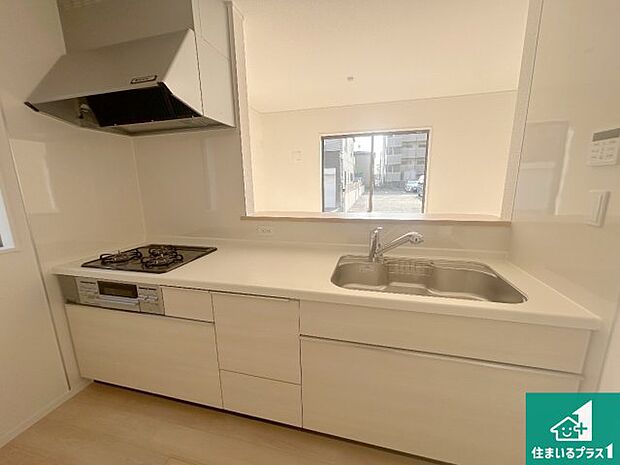 リビングと統一感があり、使い勝手のいいキッチン。広々としているので、二人並んで作業が出来ちゃいます。お子様と一緒に色々なお料理に挑戦できるスペースがあります。