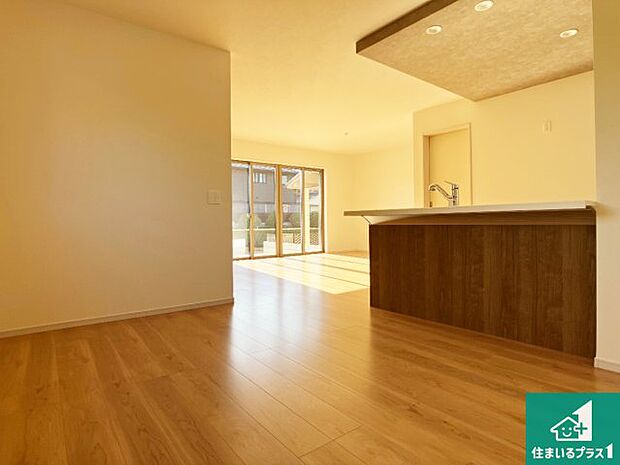 日当たり良好の明るいリビングで朝の目覚めもスッキリできそう!対面キッチンでご家族のコミュニケーションも自然と増える設計!小さなお子様が遊ぶスペースを作っても広々とくつろげるLDK!