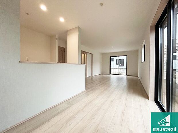 明るいリビングで朝の目覚めもスッキリできそう!対面キッチンでご家族のコミュニケーションも自然と増える設計!小さなお子様が遊ぶスペースを作っても広々とくつろげるLDK!