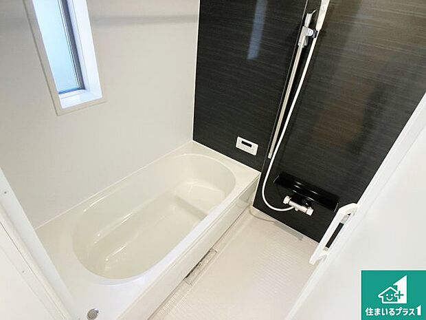 足をゆったり伸ばして寛げる浴槽です。窓が設けられていますので差し込む光が明るく穏やかな雰囲気にしてくれます♪浴室乾燥機も設置しているので、雨の日の洗濯物も安心です♪