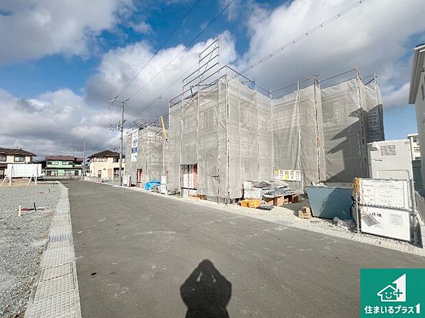 周辺は落ち着いた街並みの住宅地!子育てがしやすい住環境です!まだ未完成ですが、現地でしかわからない事もございます。是非一度ご覧ください。