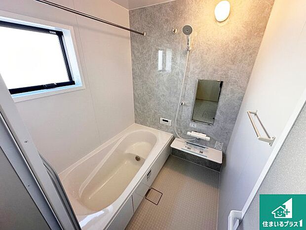 足をゆったり伸ばして寛げる浴槽です。窓が設けられていますので差し込む光が明るく穏やかな雰囲気にしてくれます♪浴室乾燥機も設置しているので、雨の日の洗濯物も安心です♪