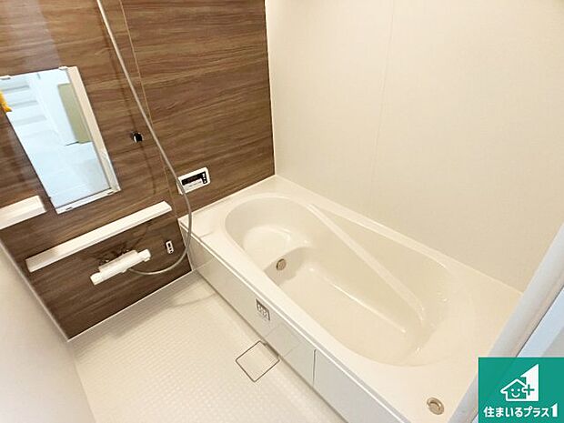 足をゆったり伸ばして寛げる浴槽です。窓が設けられていますので差し込む光が明るく穏やかな雰囲気にしてくれます♪浴室乾燥機も設置しているので、雨の日の洗濯物も安心です♪