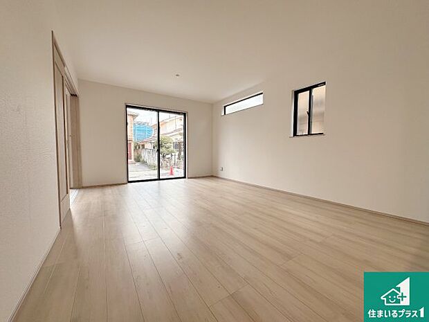 明るいリビングで朝の目覚めもスッキリできそう！対面キッチンでご家族のコミュニケーションも自然と増える設計！小さなお子様が遊ぶスペースを作っても広々とくつろげるLDK！