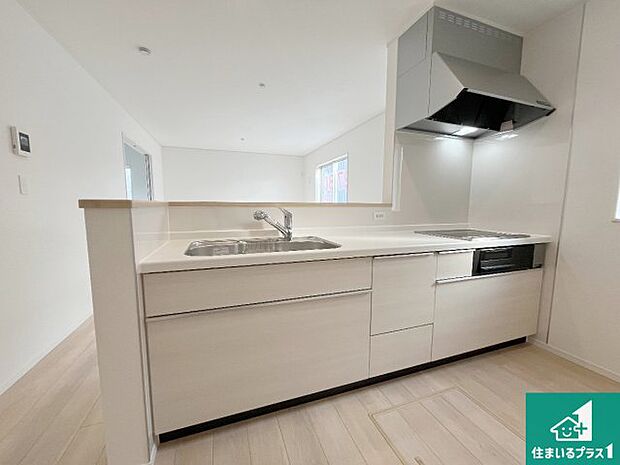 明るいリビングで朝の目覚めもスッキリできそう!対面キッチンでご家族のコミュニケーションも自然と増える設計!小さなお子様が遊ぶスペースを作っても広々とくつろげるLDK!