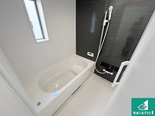足をゆったり伸ばして寛げる浴槽です。窓が設けられていますので差し込む光が明るく穏やかな雰囲気にしてくれます♪浴室乾燥機も設置しているので、雨の日の洗濯物も安心です♪