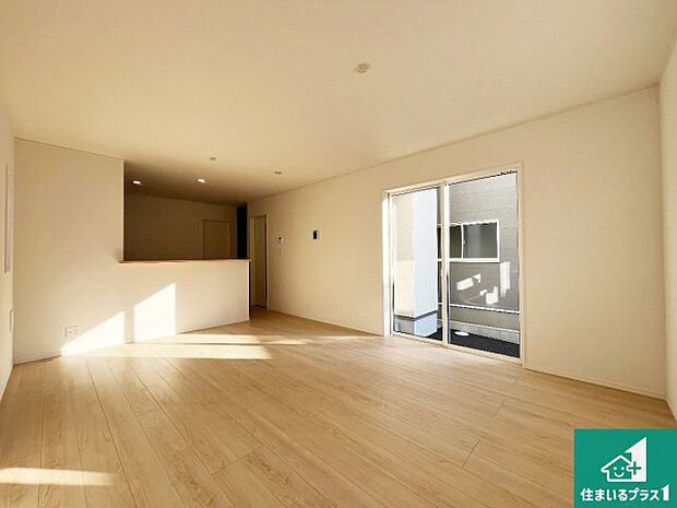 日当たり良好の明るいリビングで朝の目覚めもスッキリできそう!対面キッチンでご家族のコミュニケーションも自然と増える設計!小さなお子様が遊ぶスペースを作っても広々とくつろげるLDK!