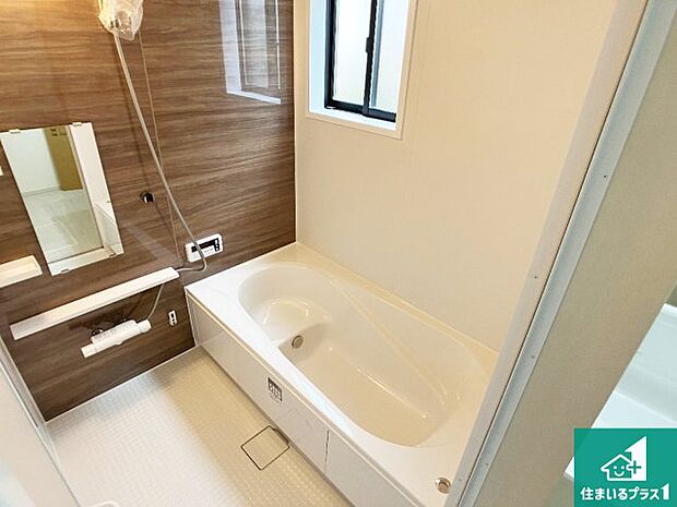 足をゆったり伸ばして寛げる浴槽です。窓が設けられていますので差し込む光が明るく穏やかな雰囲気にしてくれます♪浴室乾燥機も設置しているので、雨の日の洗濯物も安心です♪