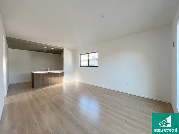 シンプルなリビングは、観葉植物等のインテリアを楽しめますね!パパ好みにも、ママ好みにも家具次第で雰囲気を変えることができます!