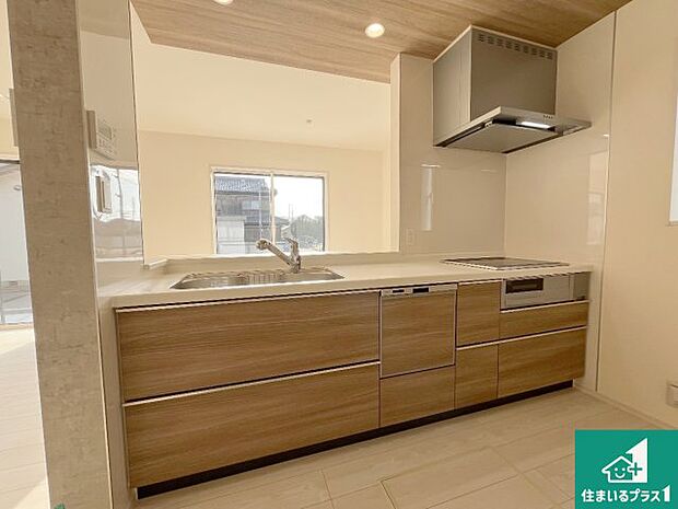 リビングと統一感があり、使い勝手のいいキッチン。広々としているので、二人並んで作業が出来ちゃいます。お子様と一緒に色々なお料理に挑戦できるスペースがあります。