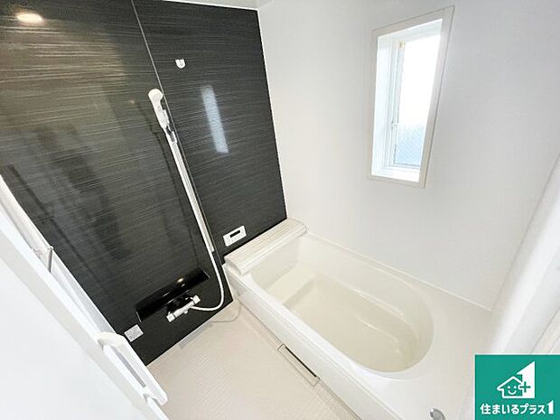 足をゆったり伸ばして寛げる浴槽です。窓が設けられていますので差し込む光が明るく穏やかな雰囲気にしてくれます♪浴室乾燥機も設置しているので、雨の日の洗濯物も安心です♪