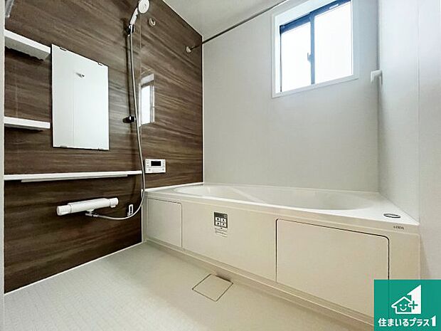 足をゆったり伸ばして寛げる浴槽です。窓が設けられていますので差し込む光が明るく穏やかな雰囲気にしてくれます♪浴室乾燥機も設置しているので、雨の日の洗濯物も安心です♪