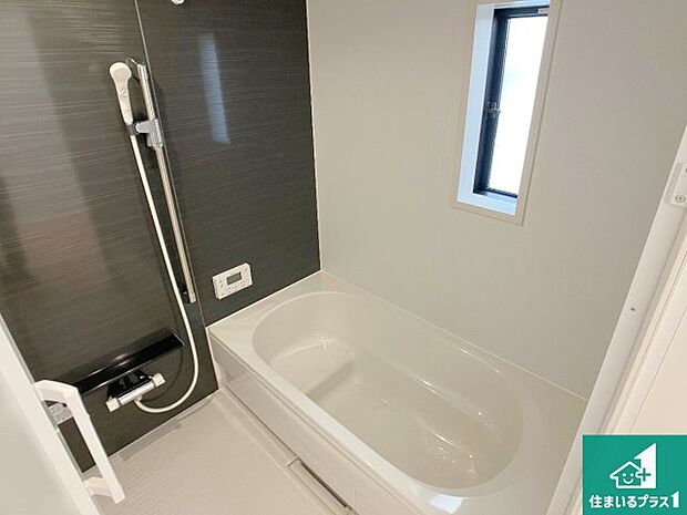 足をゆったり伸ばして寛げる浴槽です。窓が設けられていますので差し込む光が明るく穏やかな雰囲気にしてくれます♪浴室乾燥機も設置しているので、雨の日の洗濯物も安心です♪