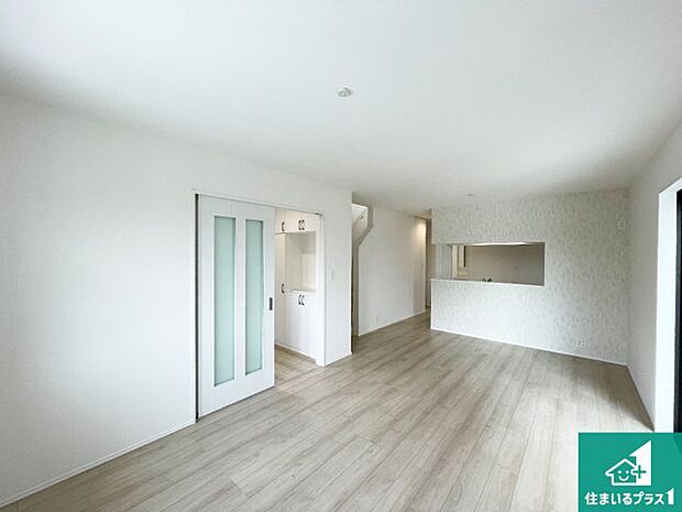 シンプルなリビングは、観葉植物等のインテリアを楽しめますね!パパ好みにも、ママ好みにも家具次第で雰囲気を変えることができます!