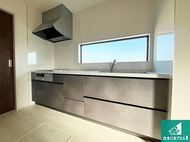 リビングと統一感があり、使い勝手のいいキッチン。広々としているので、二人並んで作業が出来ちゃいます。お子様と一緒に色々なお料理に挑戦できるスペースがあります。