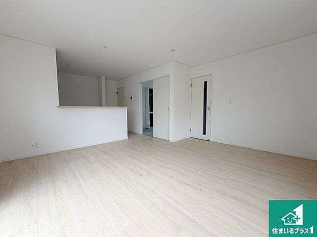 シンプルなリビングは、観葉植物等のインテリアを楽しめますね!パパ好みにも、ママ好みにも家具次第で雰囲気を変えることができます!