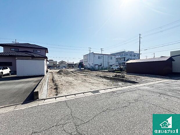 周辺は落ち着いた街並みの住宅地！子育てがしやすい住環境です！まだ未完成ですが、現地でしかわからない事もございます。是非一度ご覧ください。