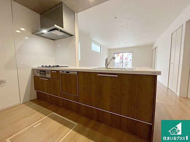 リビングと統一感があり、使い勝手のいいキッチン。広々としているので、二人並んで作業が出来ちゃいます。お子様と一緒に色々なお料理に挑戦できるスペースがあります。