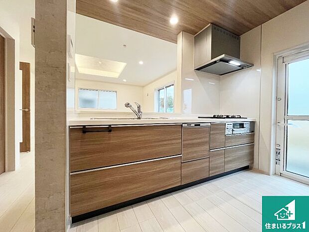 子供を見守りながらお料理が出来るため家族のコミュニケーションか増えます♪スペースが広く確保されている為お子様が大きくなったときは一緒に料理を楽しめます♪