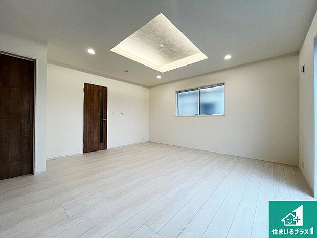 明るいリビングで朝の目覚めもスッキリできそう!対面キッチンでご家族のコミュニケーションも自然と増える設計!小さなお子様が遊ぶスペースを作っても広々とくつろげるLDK!