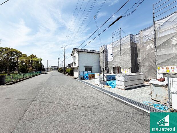 周辺は落ち着いた街並みの住宅地！子育てがしやすい住環境です！まだ未完成ですが、現地でしかわからない事もございます。是非一度ご覧ください。