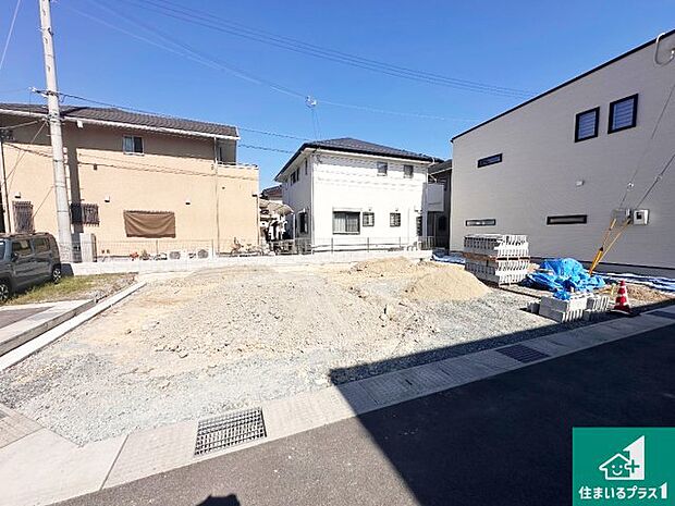 周辺は落ち着いた街並みの住宅地！子育てがしやすい住環境です！まだ未完成ですが、現地でしかわからない事もございます。是非一度ご覧ください。