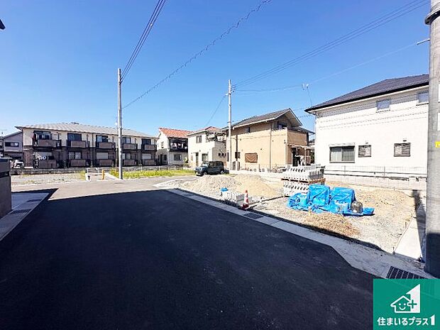 周辺は閑静な住宅街！前面道路広々で車の出し入れも便利です。駐車が苦手な方でも安心して車庫入れできます！