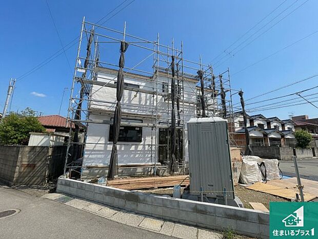 周辺は落ち着いた街並みの住宅地！子育てがしやすい住環境です！まだ未完成ですが、現地でしかわからない事もございます。是非一度ご覧ください。