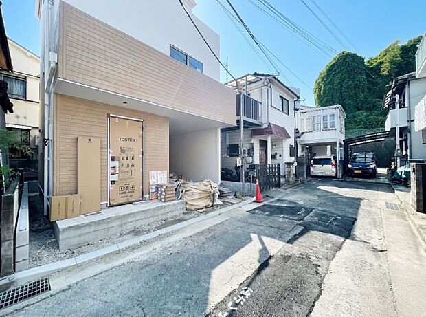 周辺は落ち着いた街並みの住宅地!子育てがしやすい住環境です!まだ未完成ですが、現地でしかわからない事もございます。是非一度ご覧ください。