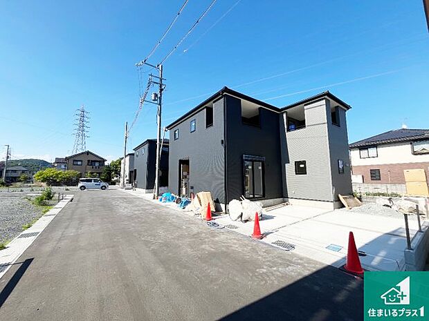 周辺は落ち着いた街並みの住宅地!子育てがしやすい住環境です!まだ未完成ですが、現地でしかわからない事もございます。是非一度ご覧ください。