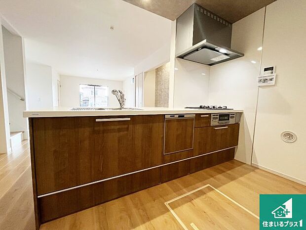 リビングと統一感があり、使い勝手のいいキッチン。広々としているので、二人並んで作業が出来ちゃいます。お子様と一緒に色々なお料理に挑戦できるスペースがあります。