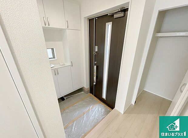 【玄関】ご家族皆様の靴もたっぷり収まる大容量の玄関収納を設けました。見た目もスッキリ綺麗な玄関に!