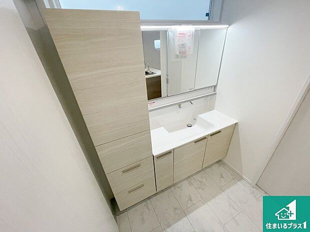 【独立洗面台】たくさんの小物をしまえる全収納タイプ。トレイの位置を変えることで背の高い物も収納できます!ホースは引き出して使えるので洗顔やお掃除の際に便利です!