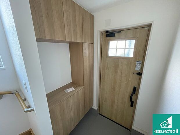 【玄関】シューズボックスにはたくさんの靴が収納できるので玄関周りはいつもスッキリ!ご家族が増えても安心!