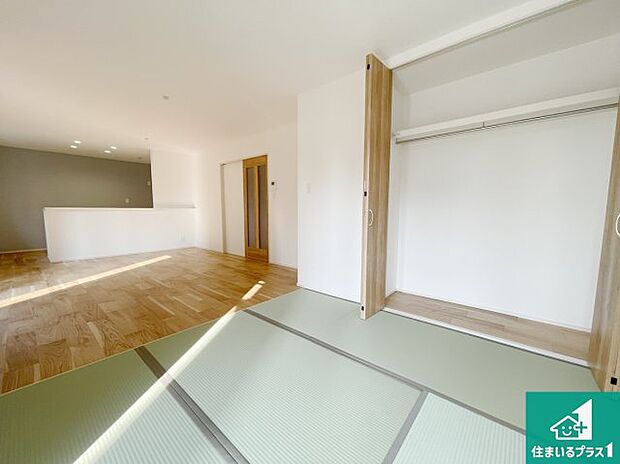 【居間・リビング】日当たり良好の明るいリビングで朝の目覚めもスッキリできそう!対面キッチンでご家族のコミュニケーションも自然と増える設計!小さなお子様が遊ぶスペースを作っても広々とくつろげるLDK!