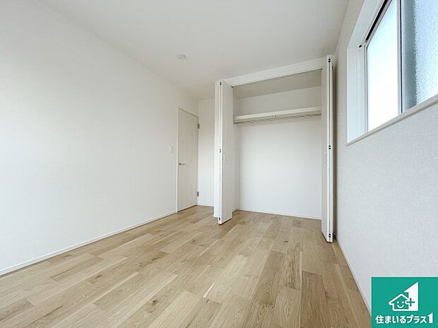 【洋室】収納スペースが充実しているので子供の成長に合わせてたくさん収納ができます!家族構成に合わせた様々な活用ができる収納!