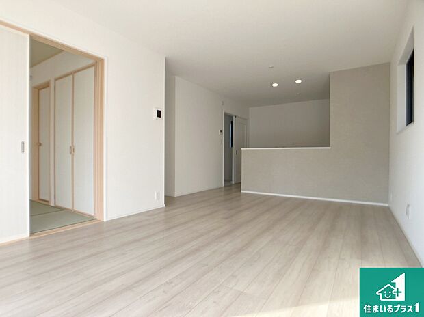 【居間・リビング】日当たり良好の明るいリビングで朝の目覚めもスッキリできそう!対面キッチンでご家族のコミュニケーションも自然と増える設計!小さなお子様が遊ぶスペースを作っても広々とくつろげるLDK!